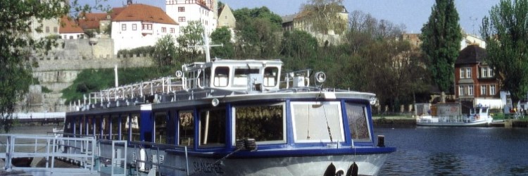 Bernburger Wochenende -Fahrgastschiff MS "Saalefee" und im Hintergrund das Schloss Bernburg